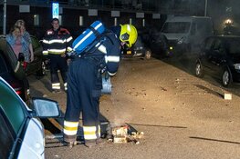 Brandweer blust pot met vuurwerk na melding autobrand aan de Waddenstraat