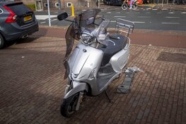 Scooterrijder gewond bij botsing met auto in Haarlem