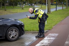 Schoonmaker lichtgewond na botsing met auto in Haarlem