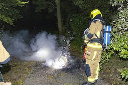 Scooter in de brand in park achter Engelandlaan in Haarlem