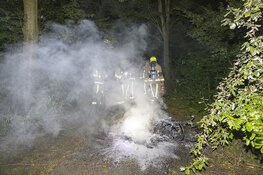 Scooter in de brand in park achter Engelandlaan in Haarlem