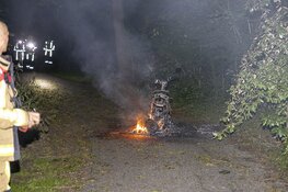 Scooter in de brand in park achter Engelandlaan in Haarlem