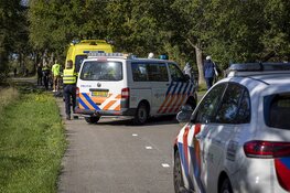 Wielrenner gewond na plotselinge remactie van vrouw die bloemetjes wil plukken