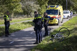 Wielrenner gewond na plotselinge remactie van vrouw die bloemetjes wil plukken