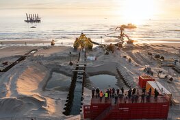 Zeekabels TenneT voor aansluiting Hollandse Kust (noord) en (west Alpha) liggen in bodem strand Heemskerk / Wijk aan Zee en bodem Noordzee