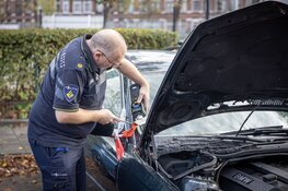 Auto in de brand gestoken aan het Teylerplein in Haarlem