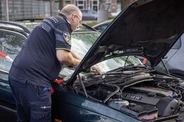 Auto in de brand gestoken aan het Teylerplein in Haarlem
