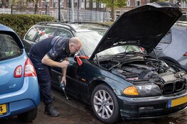 Auto in de brand gestoken aan het Teylerplein in Haarlem
