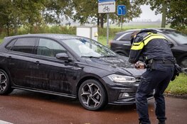 Jongen gewond na botsing met elektrische step tegen auto in Haarlem