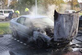 Auto in brand op terrein hotel Santpoort-Noord