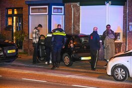 Auto eindigt tegen gevel van woning na aanrijding in Beverwijk
