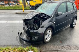 Twee auto's tegen elkaar gebotst in Haarlem