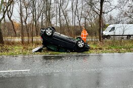 Auto over de kop in Overveen