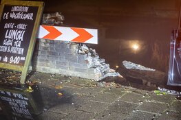 Bestuurder verliest controle en rijdt door muurtje