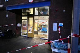 Auto rijdt kinderdagverblijf binnen in Velserbroek