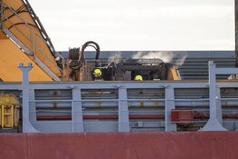 Kraan in de brand op schip in de haven aan de Zuiderkade in Beverwijk