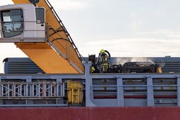 Kraan in de brand op schip in de haven aan de Zuiderkade in Beverwijk