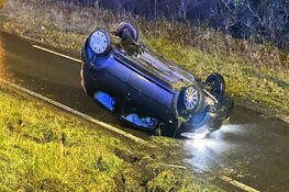 Auto op de kop op N208 bij Santpoort-Noord