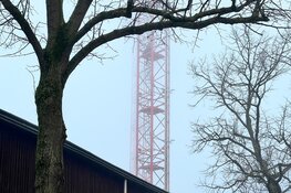 Man klimt in hijskraan in Haarlem