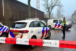 Man klimt in hijskraan in Haarlem