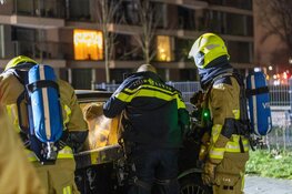 Geparkeerde auto in Haarlem van binnen flink beschadigd, mogelijk door vuurwerk