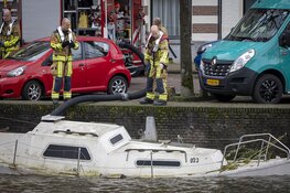 Brandweer pompt deels gezonken boot leeg in centrum Haarlem