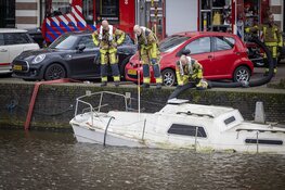 Brandweer pompt deels gezonken boot leeg in centrum Haarlem