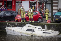 Brandweer pompt deels gezonken boot leeg in centrum Haarlem