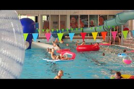 Waterpret tijdens de Kinder fun dag Winter in het Sportfondsenbad Beverwijk