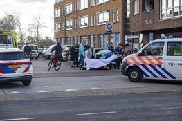 Man schrikt van auto en komt ten val in Haarlem