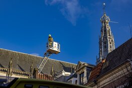 Brandweer groots uitgerukt na rook uit woning Warmoesstraat Haarlem