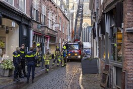 Brandweer groots uitgerukt na rook uit woning Warmoesstraat Haarlem