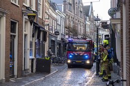 Brandweer groots uitgerukt na rook uit woning Warmoesstraat Haarlem