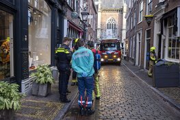 Brandweer groots uitgerukt na rook uit woning Warmoesstraat Haarlem