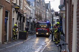 Brandweer groots uitgerukt na rook uit woning Warmoesstraat Haarlem