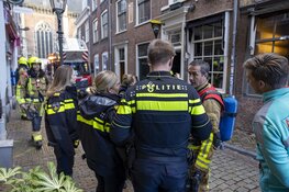 Brandweer groots uitgerukt na rook uit woning Warmoesstraat Haarlem