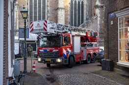 Brandweer groots uitgerukt na rook uit woning Warmoesstraat Haarlem
