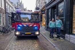 Brandweer groots uitgerukt na rook uit woning Warmoesstraat Haarlem