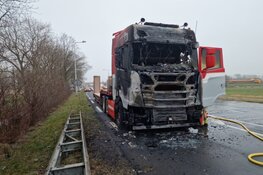 Vrachtwagen vliegt in brand op N203 bij Uitgeest