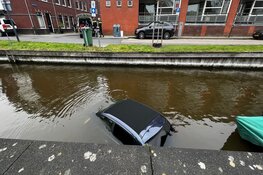 Auto te water in Brouwersvaart in Haarlem