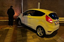 Auto vliegt uit bocht en rijdt tegen pand in Zandvoort