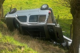 Auto slaat over de kop en belandt in de berm in Velserbroek
