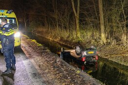 Auto op z&#39;n kop te water in Velsen-Noord