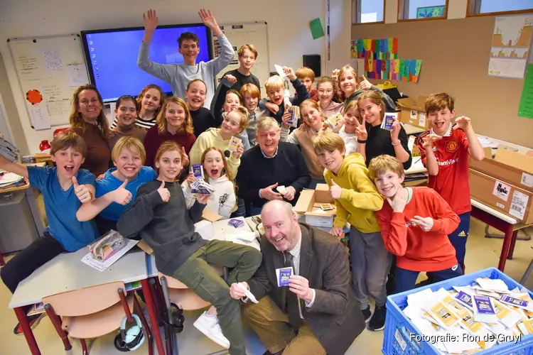 Burgemeester en wethouders uit Bloemendaal en Haarlem steken de handen uit de mouwen tijdens NLdoet 2023