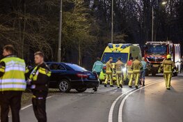 Taxichauffeur ernstig gewond na botsing tegen boom in IJmuiden