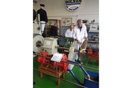 Draaiende motoren in het IJmuider Zee- en Havenmuseum