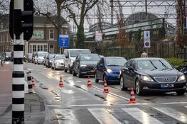 Scooterrijdster gewond bij ongeval op de Verspronckbrug in Haarlem