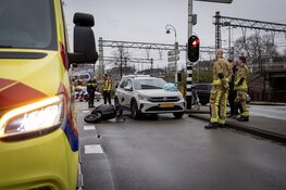 Scooterrijdster gewond bij ongeval op de Verspronckbrug in Haarlem