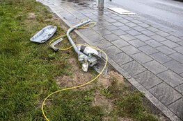 Automobilist komt tot stilstand tegen lantaarnpaal in Haarlem