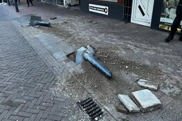 Automobilist maakt stuurfout met flinke gevolgen in winkelstraat Haarlem
